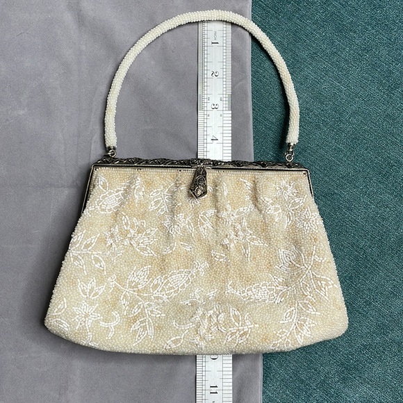 Absolutely stunning one of a kind  beaded vintage clutch shoulder purse